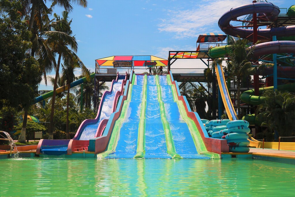 Tobogan y actividades en Aquaventuras Park