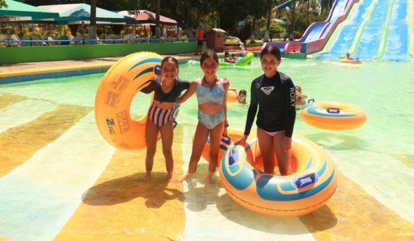 Niñas en Aquaventuras Park festejando cumpleaños en Vallarta
