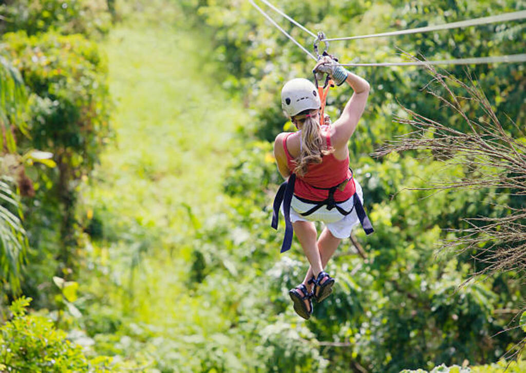 mujer-disfrutando-de-un-tour-de-zip-line-en-la-selva-durante-sus-vacaciones