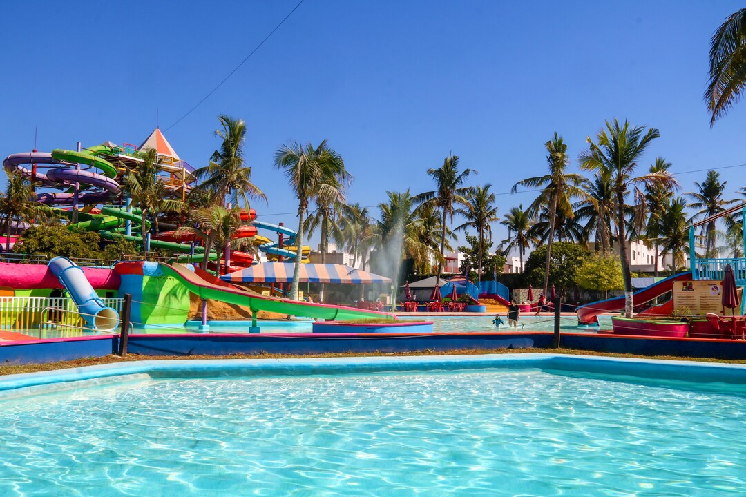 alberca con toboganes en parque acuático en Vallarta